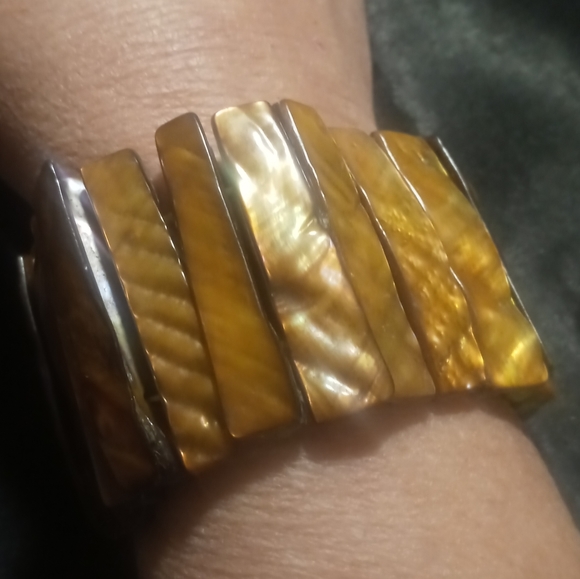 Brassy gold Multi faceted color died abalone shell expanded bracelet - Picture 3 of 7